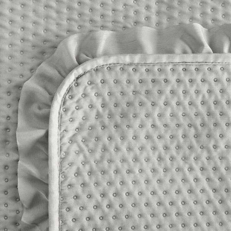 Narzuta na łóżko 220x240 Falbanka srebrna Design 91 Eurofirany - proporcje na łóżku